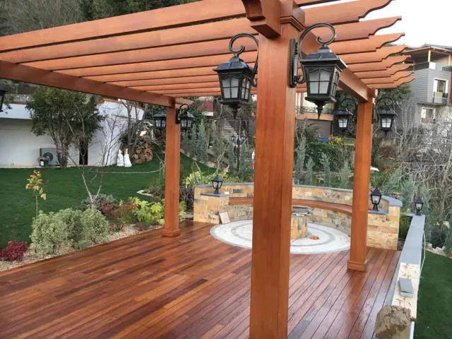 Iroko deck ve pergola uygulaması, bahçe terası