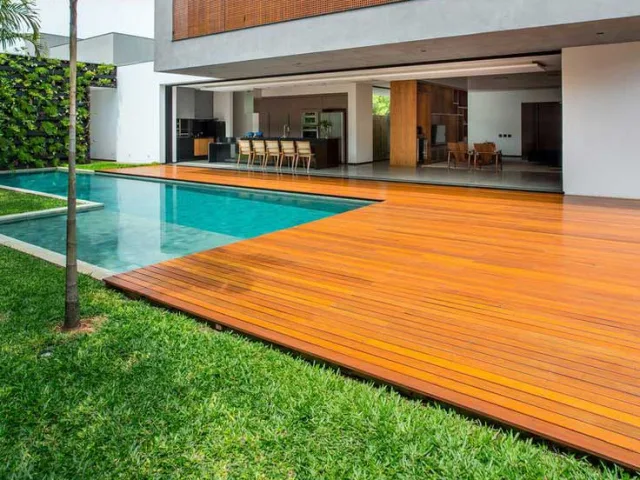 Havuz kenarında Iroko deck uygulaması