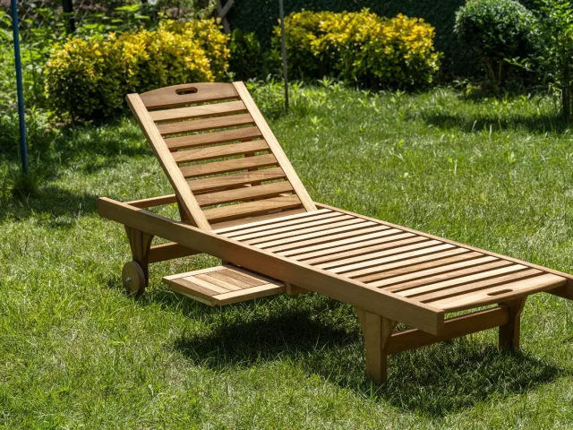 Iroko ahşap bahçe şezlongu; taşıma tekerlekleri ve çekmeli yan tabla